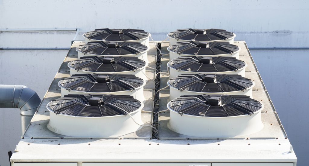 ac system with air conditioning units on roof of building